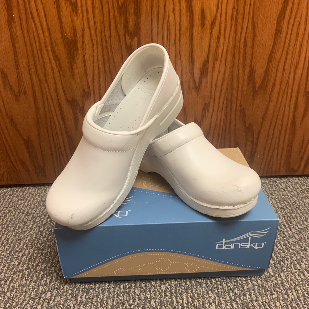 Dansko size 39 white professional nursing shoes